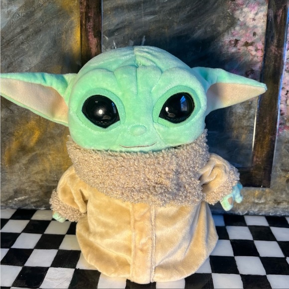 Star Wars Mandolorian Yoda Plush - Picture 5 of 6